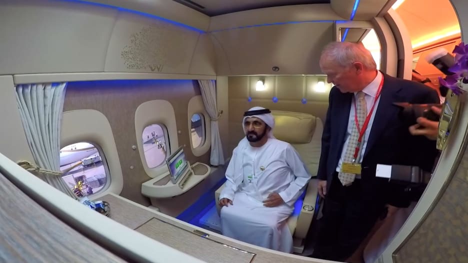 محمد بن راشد يجرب جناح الدرجة الأولى الجديد بطيران الإمارات