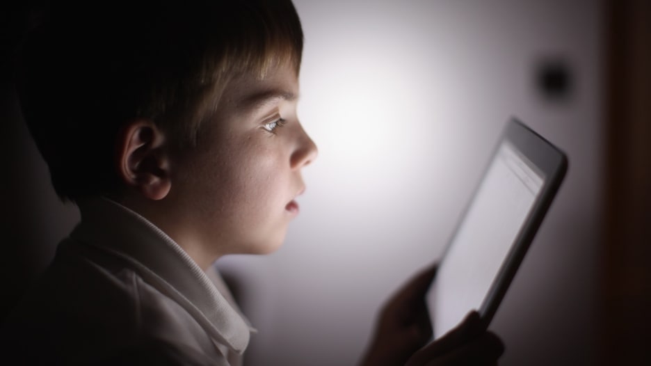 ما هو الوقت المسموح فيه للأطفال بالنظر إلى شاشات الأجهزة المحمولة؟