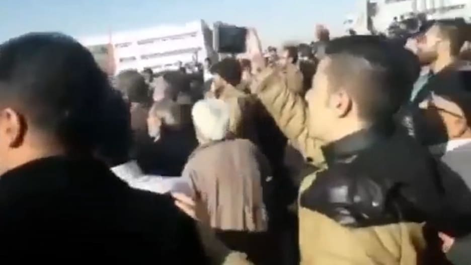 شاهد.. احتجاجات في إيران وهتافات مناهضة لروحاني