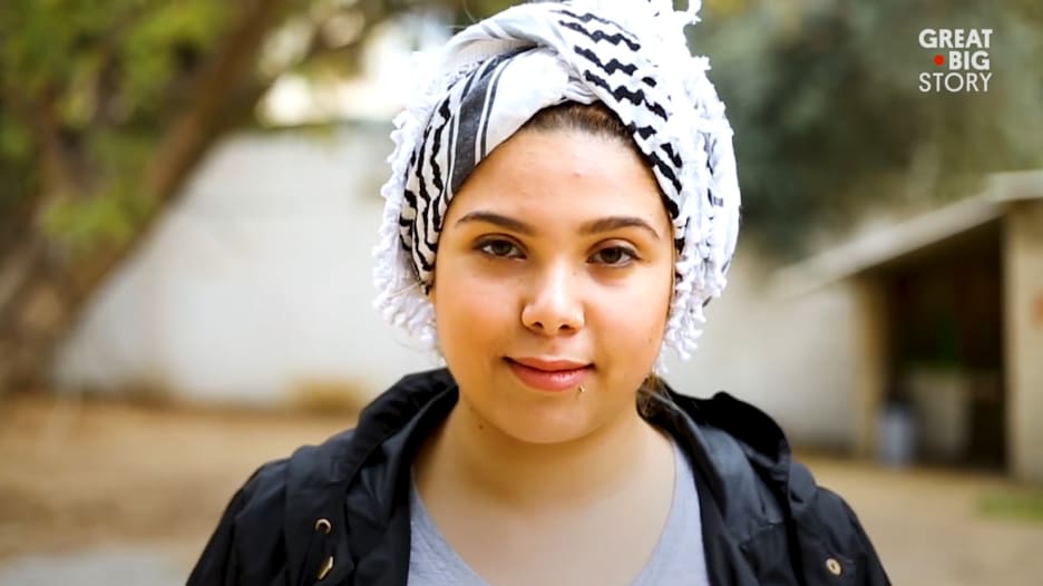 ثلاثة أشقاء.. آخر صناع الكوفية الفلسطينية