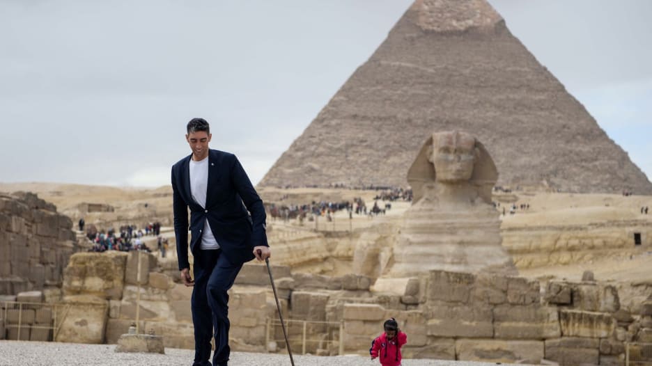 أطول رجل وأقصر امرأة في العالم يروجان للسياحة في مصر!