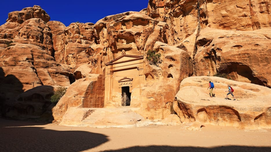 كيف تتحول البتراء إلى ساحة لعب؟