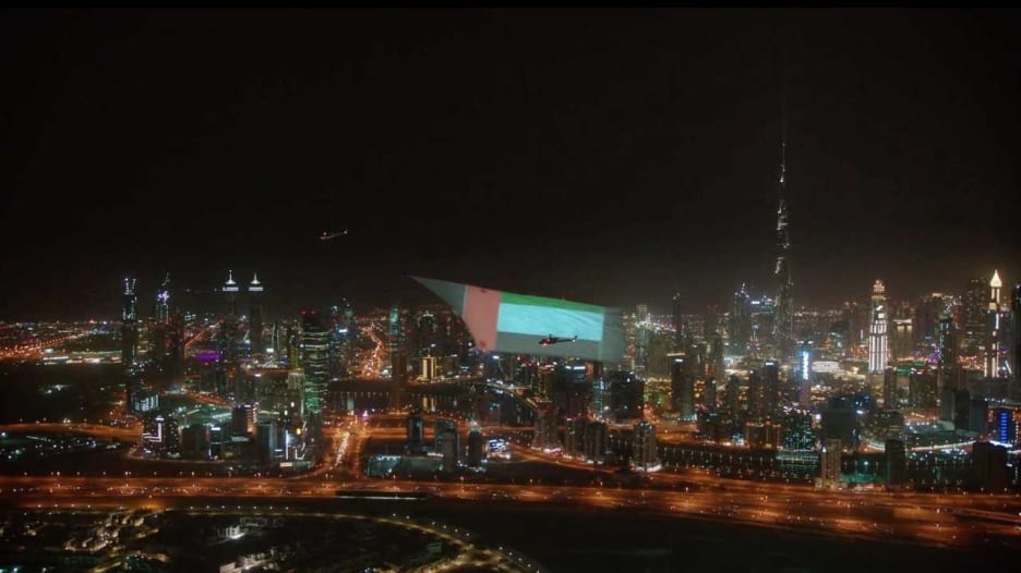 دبي تدخل موسوعة غينيس بأكبر شاشة عرض جوية في العالم