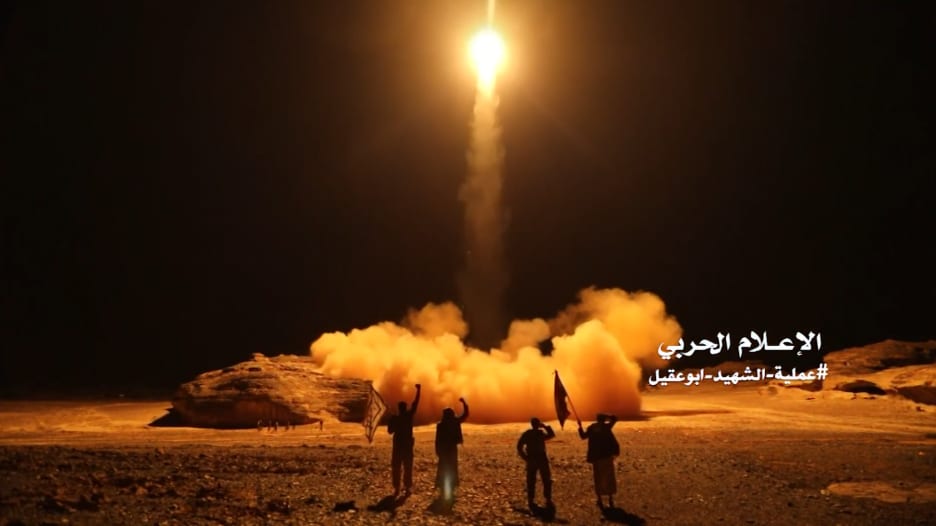 شاهد.. لحظة إطلاق الحوثيين لصواريخ باتجاه السعودية