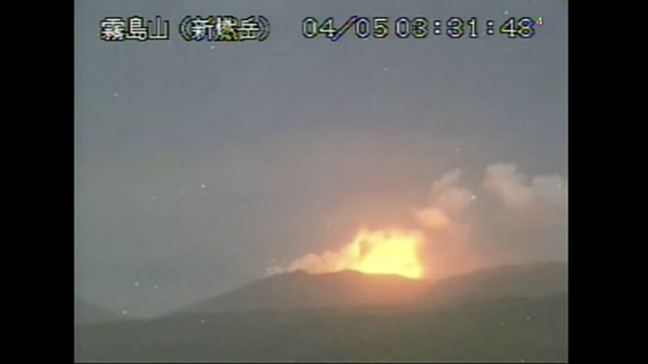 شاهد.. لحظة ثوران بركان في اليابان