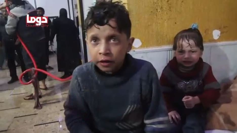 شاهد.. فيديوهات لمجموعات سورية تظهر هجوماً كيماوياً على دوما