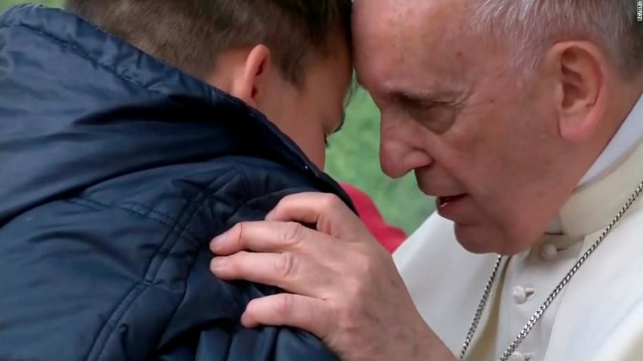 طفل توفي والده وهو ملحد.. فماذا سأل البابا؟