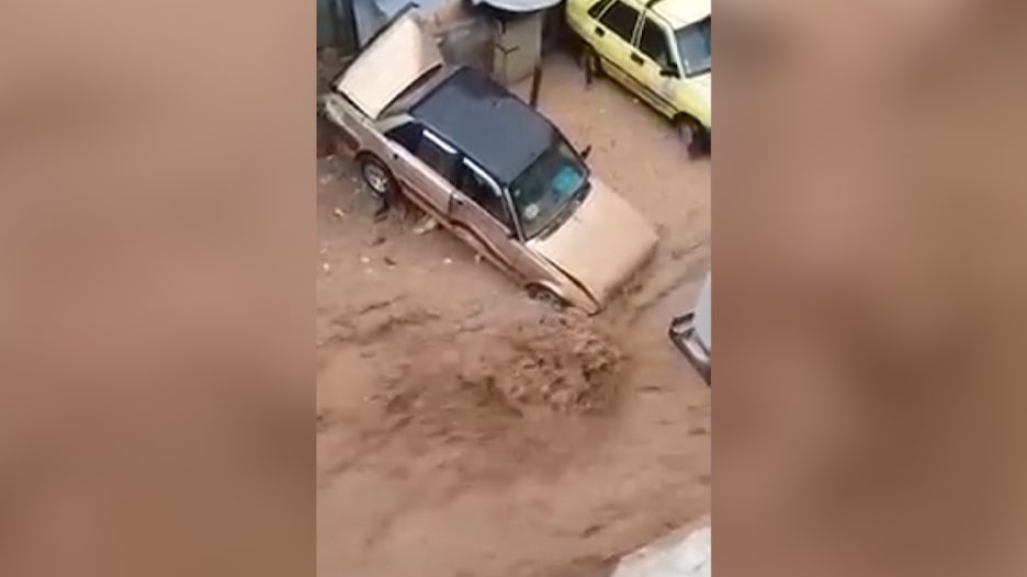 شاهد.. أمطار غزيرة تضرب دمشق وتتسبب بسيول مفاجئة