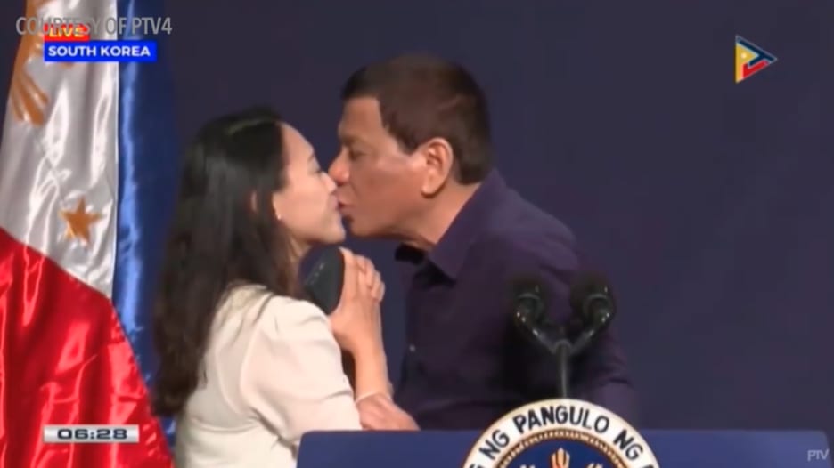 شاهد.. الرئيس الفلبيني يطلب قبلة على الشفاه من فتاة