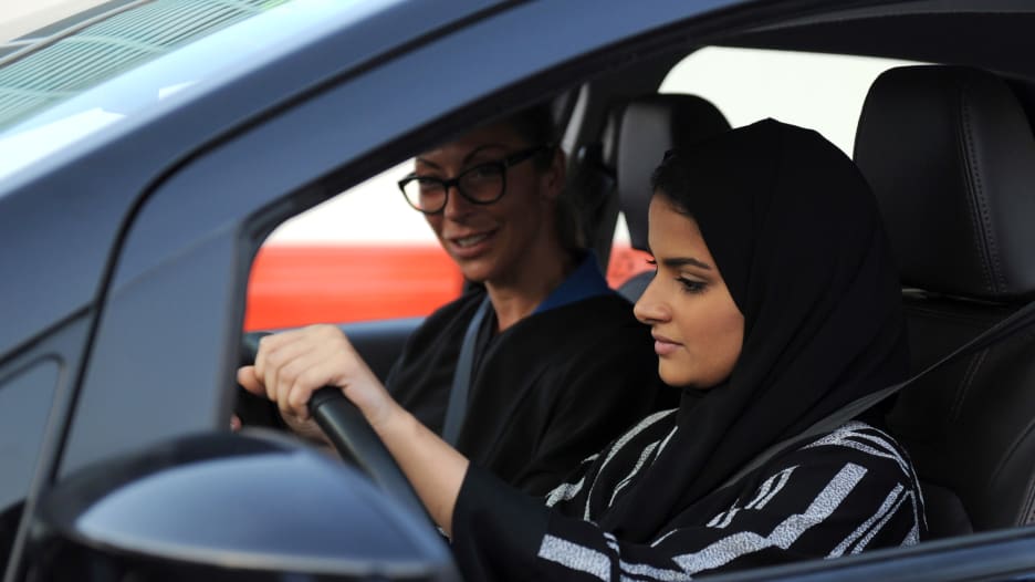 شاهد.. هذه رحلة السعوديات الطويلة نحو قيادة السيارات