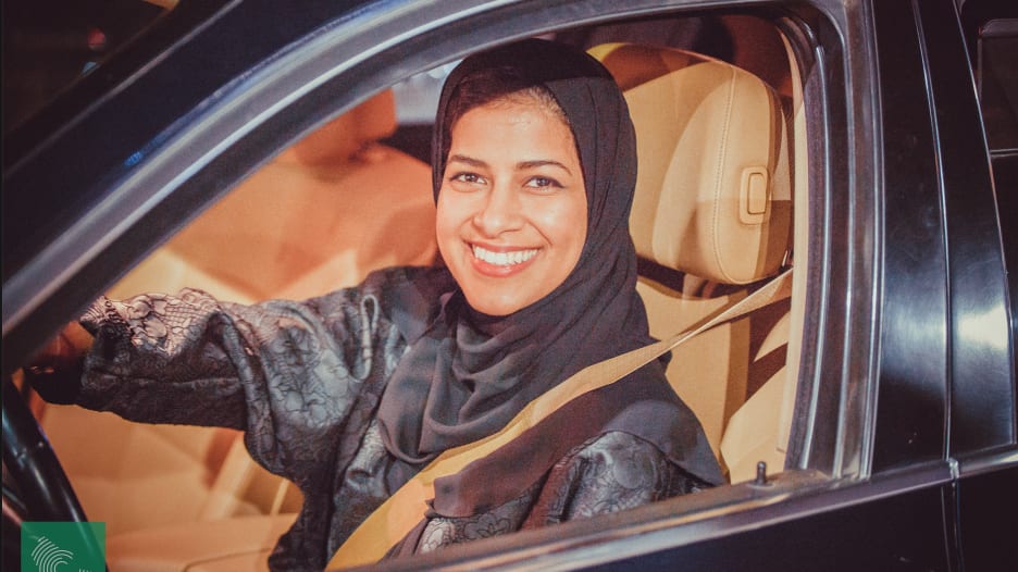 السعوديات "يجتحن" الشوارع بابتسامة كبيرة على الوجوه