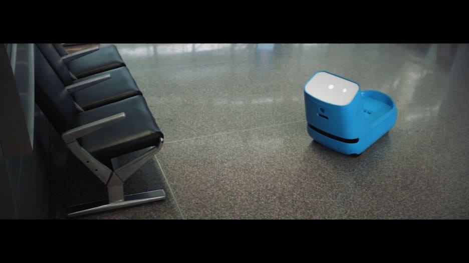 اكتشف "روبوت المطار"..يحمل حقيبتك ويلوح لك بالوداع