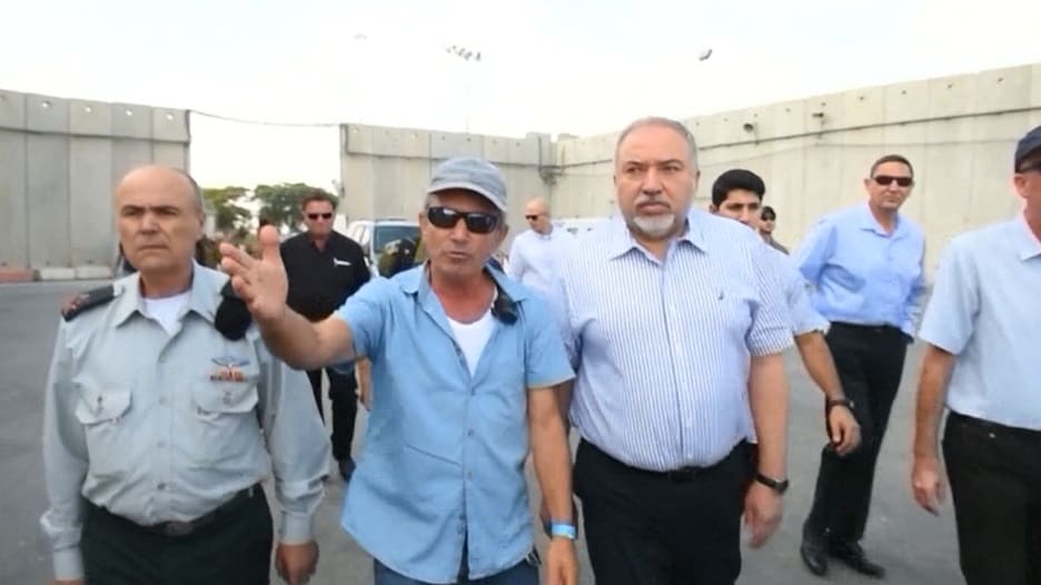 شاهد.. وزير دفاع إسرائيل يزور الحدود مع غزة قبل إعادة فتحها