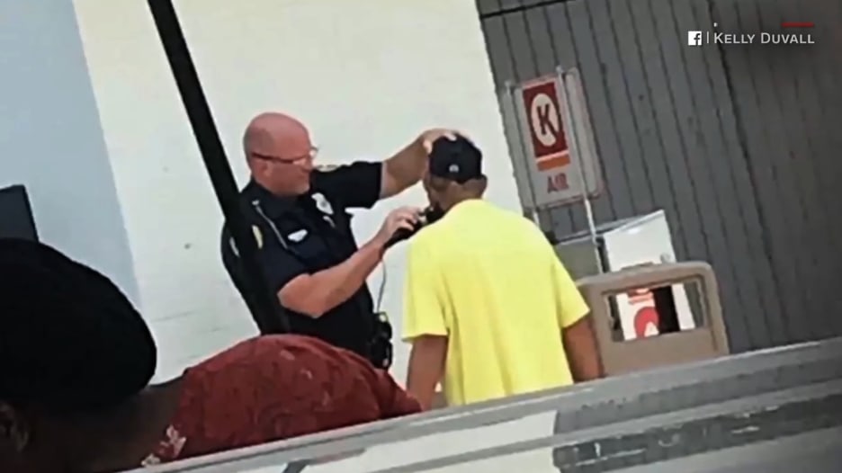شاهد.. شرطي يقص شعر مشرّد لمساعدته في الحصول على وظيفة