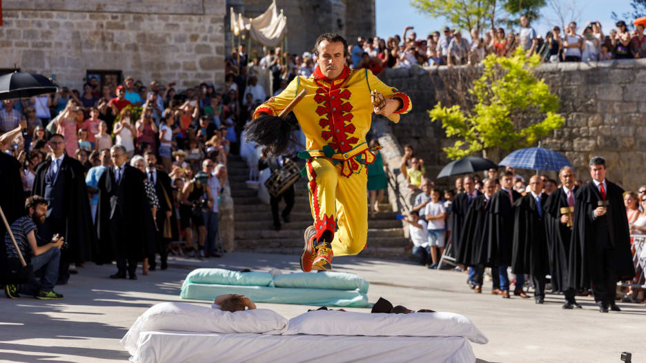 بالصور..القفز فوق الأطفال الرضع بإسبانيا لإبعاد "الشياطين"