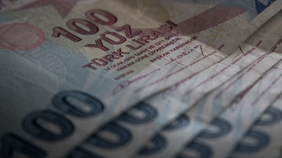 تدهور الليرة يخرج 10 مليارديرات أتراك من قائمة "فوربس"