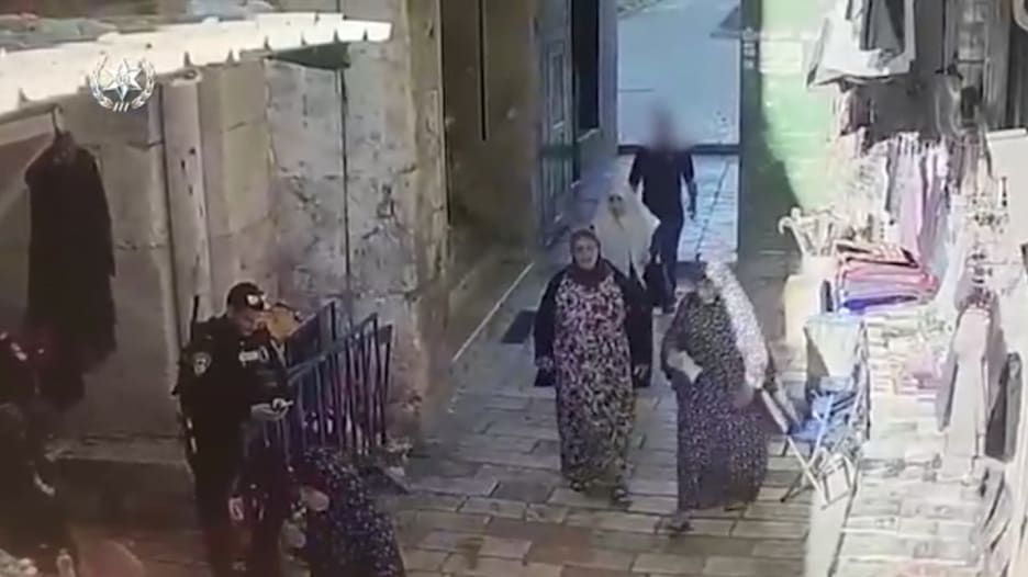 لحظة محاولة طعن شرطي إسرائيلي في القدس