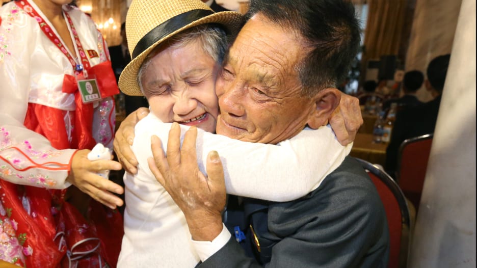 لحظة اللقاء الأولى بين أم كورية وابنها بعد68 عاماً من الفراق
