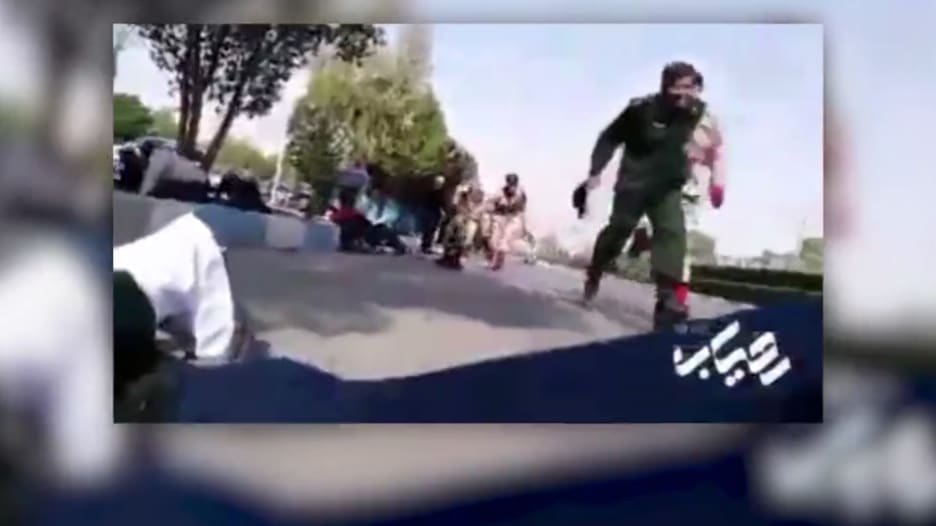 شاهد لحظة وقوع هجوم خلال استعراض عسكري في إيران