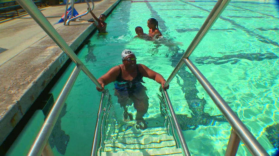 ممارسة السباحة تنقذ كفيفة عمرها 71 عاما