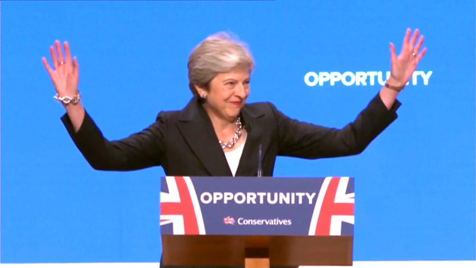 رئيسة وزراء بريطانيا تبدأ كلمتها بالرقص على المسرح