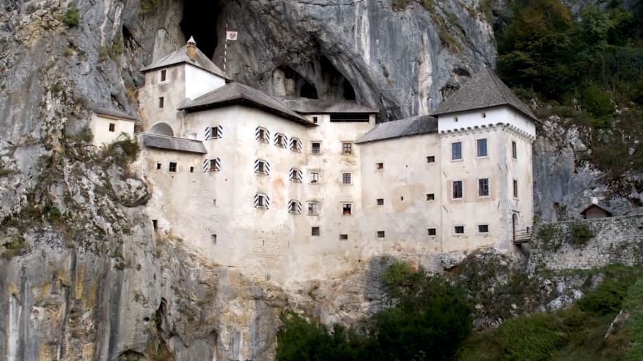 ماذا تعرف عن قلعة بريدجاما الموجودة في كهف بسلوفينيا؟