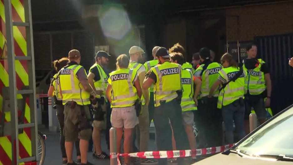 الشرطة الألمانية تحرر امرأة احتجزها مسلح في محطة للقطار