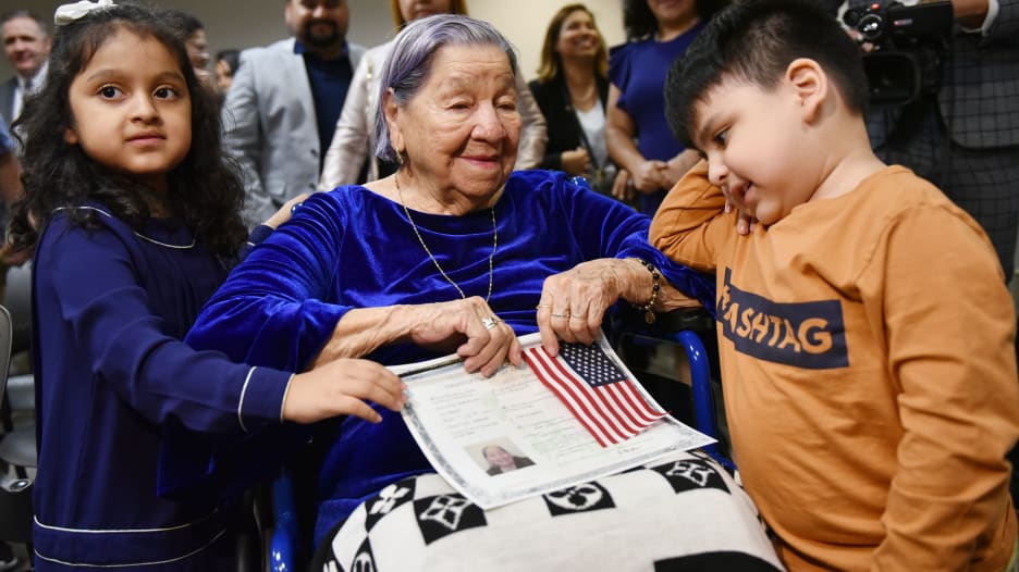 عجوز بعمر 106 أعوام تصبح مواطنة أمريكية في يوم الانتخابات