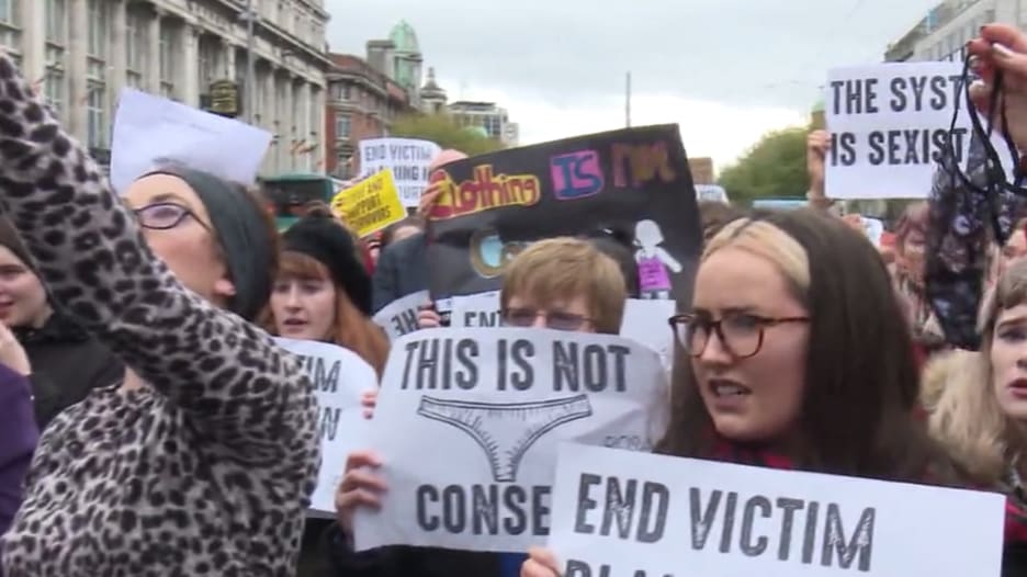 نساء يتظاهرن بملابس داخلية ضد اغتصاب مراهقة في إيرلندا