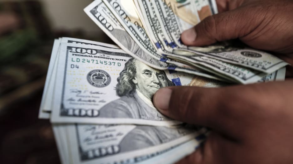 علاقة الدولار بالذهب الأسود وتأثير الديون الأمريكية عليه
