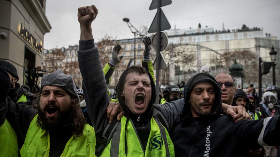 كل ما تريد معرفته.. من هم متظاهرو "السترات الصفراء" في فرنسا
