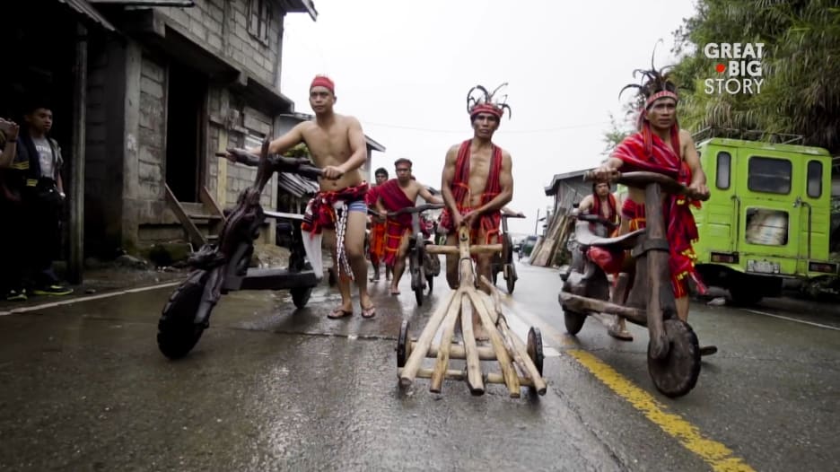 بين تلال الفلبين المنحدرة يُقام سباق دراجات بلا مكابح.. هل ت