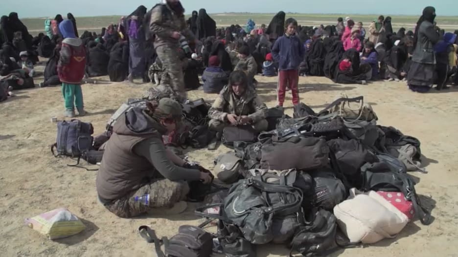نازحات من آخر معاقل داعش بسوريا يكشفن لـCNN أهوال الحرب