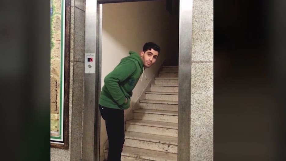 درج داخل مصعد ونجمة تُمسك باليد..ماذا يحصل حقاً بقطاع غزة؟