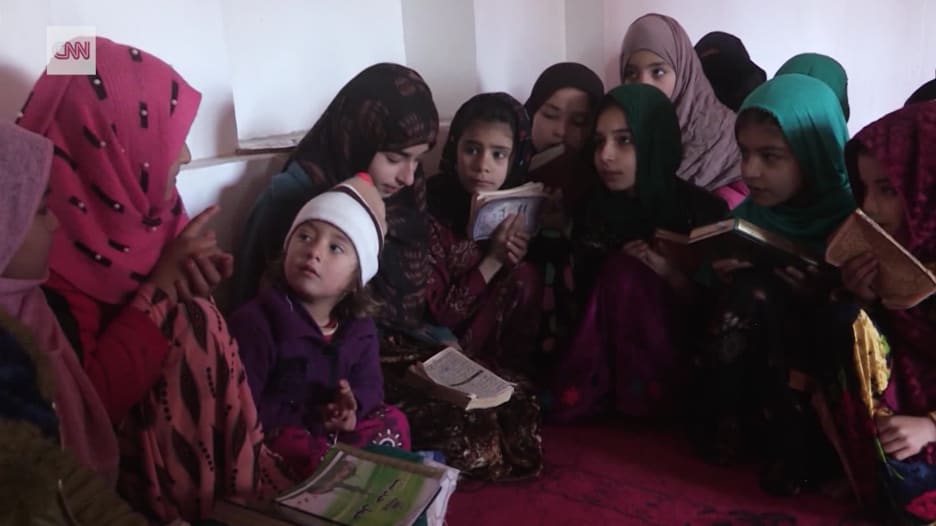 التعليم ولافتات ثقافة جنسية.. كيف تغيرت الحياة تحت "طالبان"؟