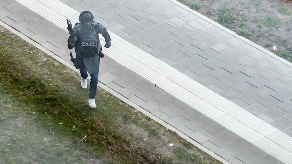 مدججين بالسلاح.. فيديو يظهر بحث الشرطة عن مطلق النار بهولندا