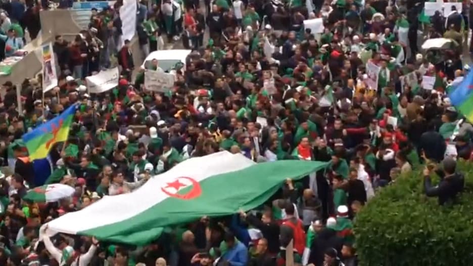 تواصل الاحتجاجات بالجزائر ضد بوتفليقة وتمديد الولاية الرابعة