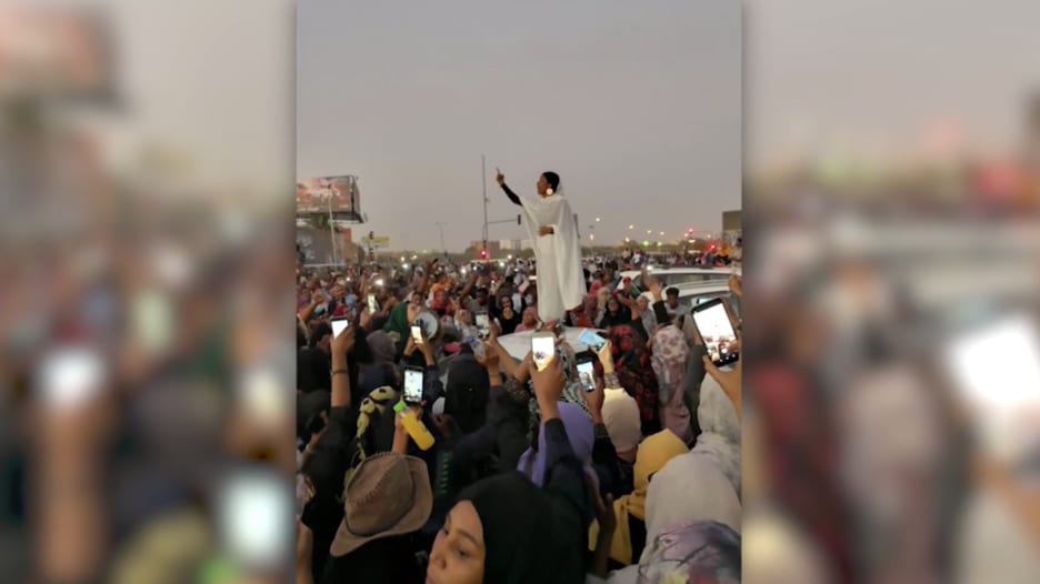 لماذا أصبحت صورة هذه المرأة رمزاً لاحتجاجات السودان؟