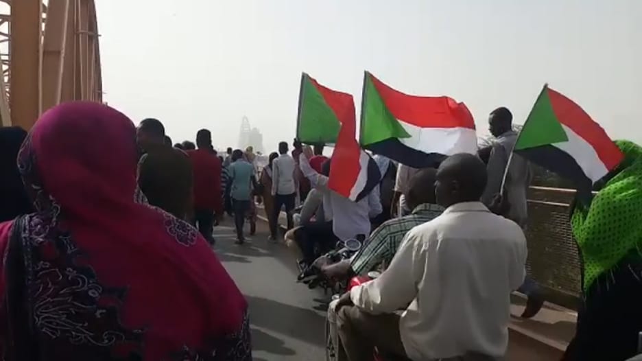 شاهد.. سودانيون يحتفلون وسط تداول أنباء عن "عزل البشير"