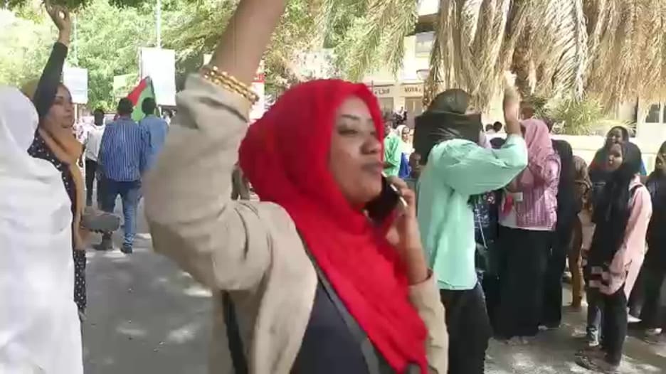 سودانيون يطالبون بإسقاط "الانقلاب": ثوار أحرار هنكمل المشوار