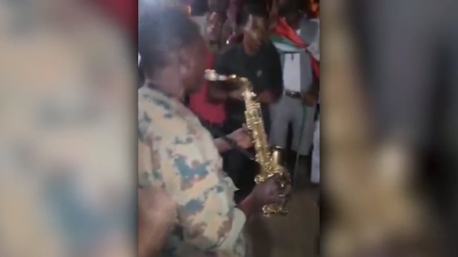 شاهد.. جنود سودانيون يعزفون الموسيقى بعد عزل البشير