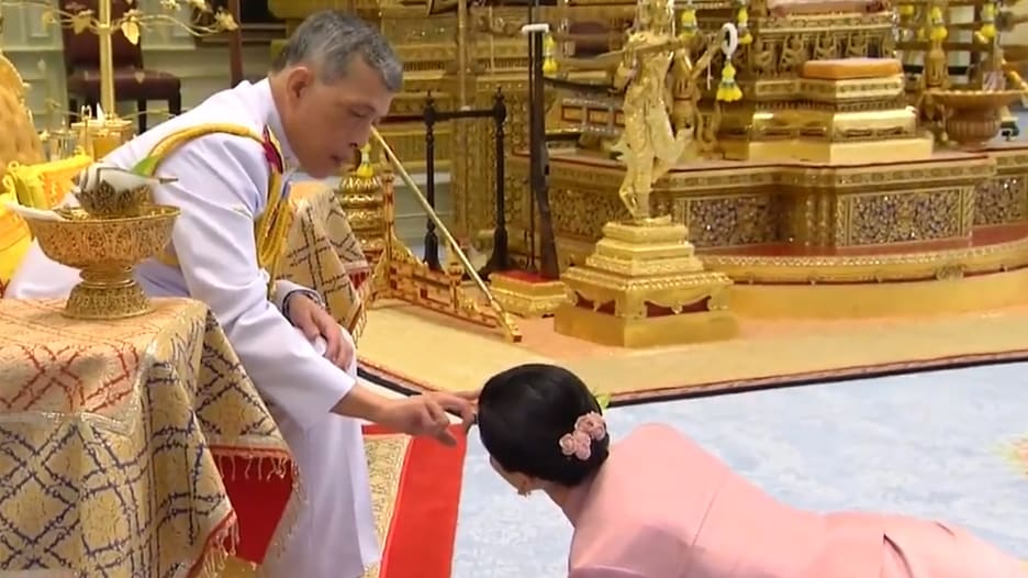 ملك تايلاند يتزوج قائدة حرسه الشخصي