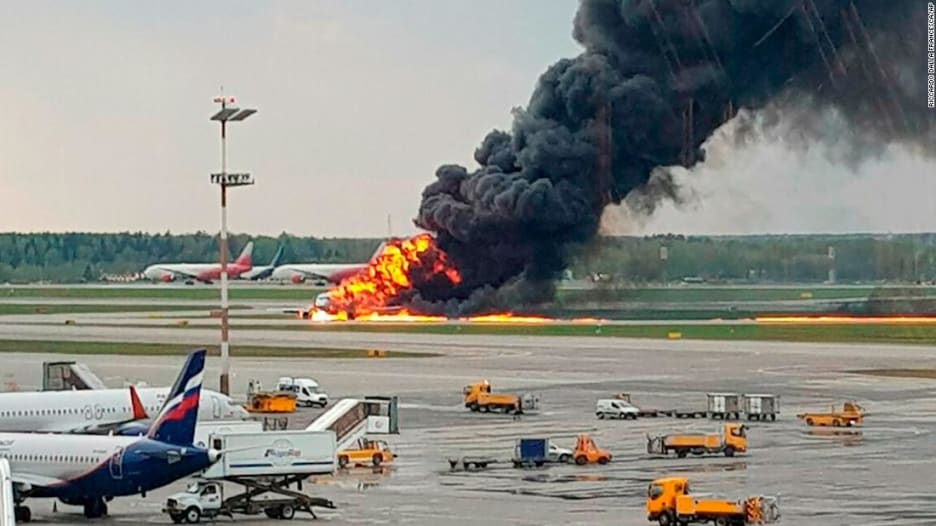 مشهد مروع.. مقتل 41 شخصاً بعد التهام حريق لطائرة روسية