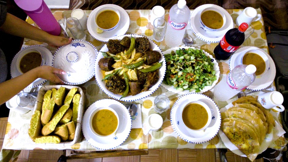 كيف يزين التونسيون موائد الإفطار بالأطباق التقليدية برمضان؟