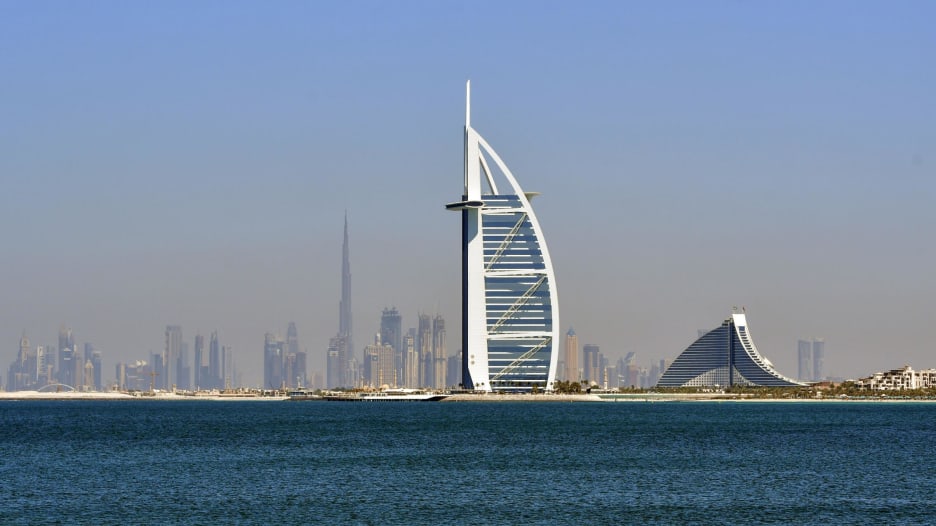 أشهر مهبط للطائرات في دبي على قمة برج العرب