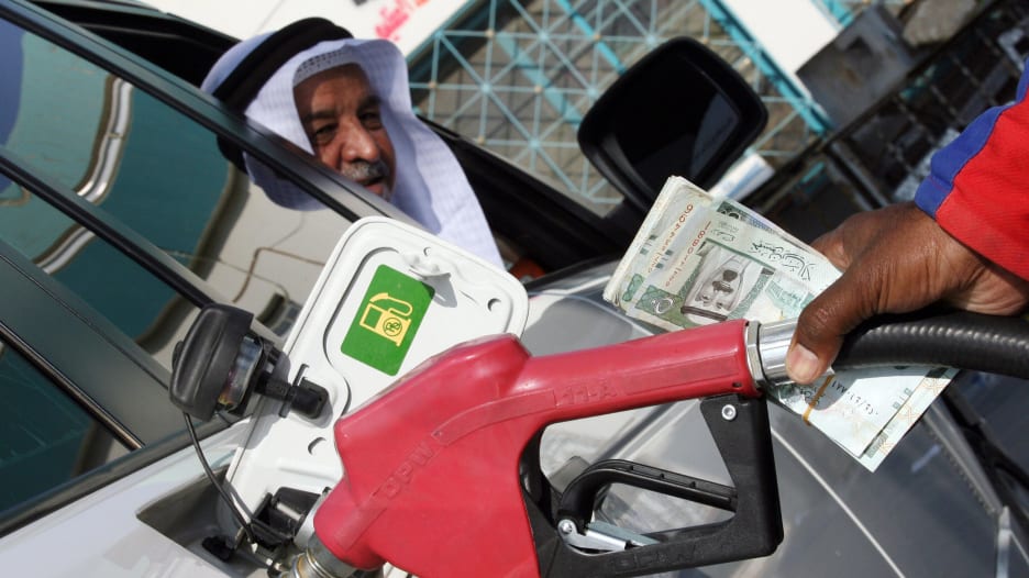 بضوء رفع سعر البنزين في السعودية ومصر.. عاملان يقودان سوف النفط حاليا