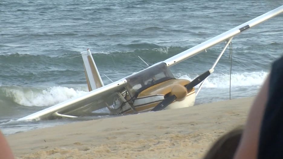 هبوط اضطراري لطائرة بالقرب من روّاد شاطئ في أمريكا