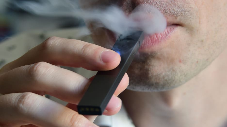 السجائر الإلكترونية تتسبب في مشكلات بالرئة للعشرات في أمريكا