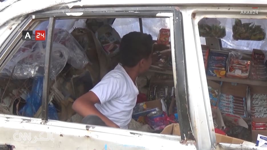 طفل يحول سيارة عائلته المدمرة إلى متجر صغير في اليمن