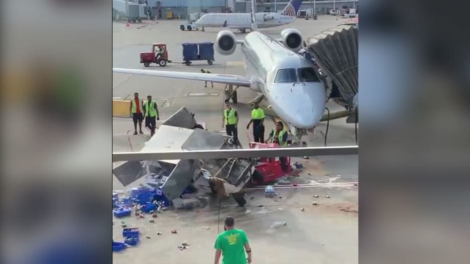 عربة طعام خارجة عن السيطرة في مطار.. شاهد كيف أوقفوها